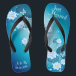 Chinelos Recem casados de Casamento de Padrão Floral Azul T<br><div class="desc">Apresentando um padrão floral no fundo azul-turquesa, e a tipografia das palavras de casamento, estes chinelos elegantes são uma ideia azul bonito para o seu casamento. Eles adicionarão uma dose de na moda de brilho ao seu dia de casamento, festa de solteira ou outra celebração. ♥ Personalize-o com o seu...</div>
