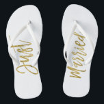 chinelos recem casados Gold Foil Brit<br><div class="desc">recem casados Faux Gold Foil Typografia Bride Beach ou Destino Chinelos de Casamento</div>