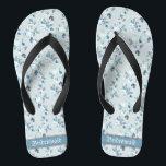 Chinelos Retro Dacil Pastel Florals Wedding Bridesmaid<br><div class="desc">O design com padrão floral vintage em cor azul empoeirada e palavras clássicas de casamento tipografia, faz um presente memorável para madrinhas e adiciona uma dose de na moda de brilho ao seu dia de casamento, festa de solteira ou outra celebração. ♥ Personalize-o com o seu texto usando os campos...</div>