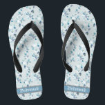 Chinelos Retro Dacil Pastel Florals Wedding Bridesmaid<br><div class="desc">O design com padrão floral vintage em cor azul empoeirada e palavras clássicas de casamento tipografia, faz um presente memorável para madrinhas e adiciona uma dose de na moda de brilho ao seu dia de casamento, festa de solteira ou outra celebração. ♥ Personalize-o com o seu texto usando os campos...</div>