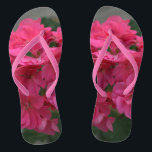 Chinelos Rosa Rosa Rosa bonito Geranium<br><div class="desc">Rosa Geranium bonito Chinelos florais cor-de-rosa feminina. Perfeito para quem ama flores e natureza. Mostrado com Precintas Slim Cor-de-Rosa e Pegada Branca. Bom presente para festa de casamento para casamentos de praia, ou para diversão no verão na praia, férias ou a qualquer hora. Consulte as opções para Straps Amplos. Fotografia...</div>