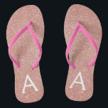 Chinelos Rosa Rosa Rosa Rosa Dourada, Brilhante e Monograma<br><div class="desc">Rosa rosa rosa Dourada Faux Glitter e Chinelos de Casamento Girly Beach Sparkle. Esses Chinelos Dourados de Rosa Rosa Rosa Rosa Girly podem ser personalizados para incluir seu nome inicial e primeiro e são um chá de panela,  festa de solteira ou festa de aniversário perfeito na praia.</div>