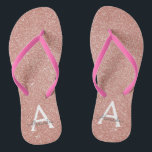 Chinelos Rosa Rosa Rosa Rosa Dourada, Brilhante e Monograma<br><div class="desc">Rosa rosa rosa Dourada Faux Glitter e Chinelos de Casamento Girly Beach Sparkle. Esses Chinelos Dourados de Rosa Rosa Rosa Rosa Girly podem ser personalizados para incluir seu nome inicial e primeiro e são um chá de panela,  festa de solteira ou festa de aniversário perfeito na praia.</div>