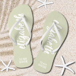 Chinelos Sage e White personalizados da equipe<br><div class="desc">Sage verde e branco - ou qualquer cor - chinelos personalizados com seu nome e "Equipe Bride" ou qualquer texto que você escolher. Excelente noiva, festa de solteira, calçados planos para a recepção de casamento ou um favor divertido para o chá de panela. Mude as tiras de cor e o...</div>