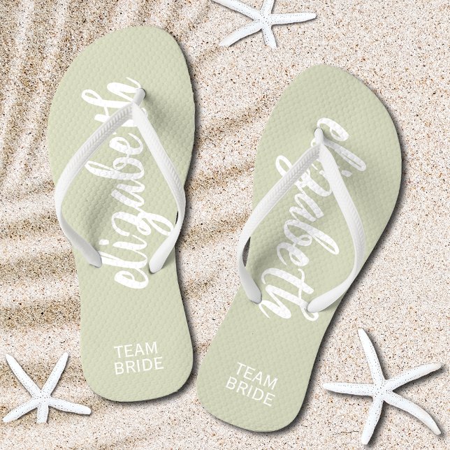 Chinelos Sage e White personalizados da equipe (Personalized Team Bride Sage Green and White Flip Flops)