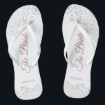 Chinelos Silver Lace & Dusty Rosa Script O Casamento Noivo<br><div class="desc">Dance a noite fora com essas belas chinelos de casamento. Projetados para a noiva, eles apresentam um design simples, mas elegante, com rosa empoeirado ou mauve rotineiro em um fundo branco e rico prata, cordas e espirais. Uma bela maneira de se manter rico e apropriado enquanto dá uma pausa nos...</div>