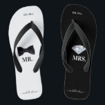 Chinelos Sr. & Sra. Wedding Black & White<br><div class="desc">Um elegante casamento preto e branco temia design perfeito para recém-casados ou para a festa noiva. As sandálias de sacudir são desenhadas em preto e branco com uma gravata de arco preto na moda para o "Sr." e um belo diamante espumante para a "Sra." A data estabelecida está no topo,...</div>