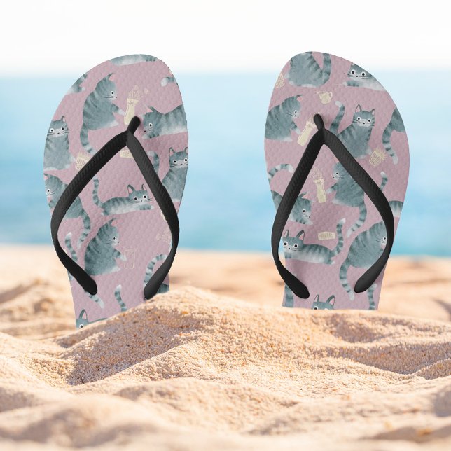 Chinelos Tabuleiro de Cinzas Ruins por Gatos Que Batem As C (Bad Grey Tabby Cats Knocking things over patterned flip-flops )