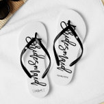 Chinelos Tipografia moderna "Bridesmaid"<br><div class="desc">Flip-flops personalizado do partido Bridal apresentando um na moda e uma tipografia de script de tendência. Personalize com o monograma da noiva e noiva, a data do casamento e o nome da dama de honra para um design! Procurando uma cor personalizada? Sem problemas! Apenas envie seu pedido para o heartlockedstudio...</div>