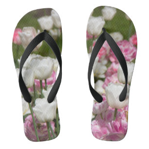 Chinelos Tulipas brancas e rosadas brilhantes em um dia ens