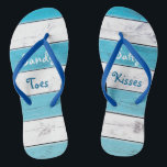 Chinelos Turquesa Sandy Toa Salty Kisses<br><div class="desc">Esses chinelos bonitos são acentuados com o ditado "Sandy Toes Salty Kisses" em uma turquesa e fundo branco listrado,  fazer-lhes um perfeito acessório de casamento para a noiva ou o favor de casamento para o casamento tropical,  praia,  náutico ou destino. Role para baixo para ver o tanque de coordenação.</div>