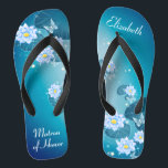Chinelos Turquoise Blue Floral Pattern Matron of Honor Sacu<br><div class="desc">Este bonito algo azul apresenta flores elegantes de lótus no fundo azul turquesa. Adicione sua redação para fazer facilmente suas próprias belas chinelos de casamento, para adicionar uma dose de na moda de brilho ao dia de seu casamento, festa de solteira ou outra celebração. ♥ Personalize-o com o seu texto...</div>