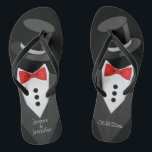 Chinelos Tuxedo do Groom Personalizado<br><div class="desc">Chinelos de smoking de alvoroço! Personalize e adicione os nomes da noiva e do noivo. A data do casamento também. Chinelos noivos também estão disponíveis.</div>