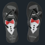 Chinelos Tuxedo do Groom Personalizado<br><div class="desc">Chinelos de smoking de alvoroço! Personalize e adicione os nomes da noiva e do noivo. A data do casamento também. Chinelos noivos também estão disponíveis.</div>