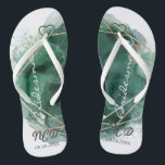 Chinelos Verde e Dourada Bridesmaid favorece o monograma<br><div class="desc">Você vai adorar este fundo bronzeado (também disponível em branco na minha coleção) com quadros geométricos de cor d'água verde e dourada com texturas de brilho dourado. Excelente para seus locais de casamento!</div>