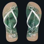 Chinelos Verde Tan e Dourada Bridesmaid Favorecem Monograma<br><div class="desc">Você vai adorar este fundo bronzeado (também disponível em branco na minha coleção) com quadros geométricos de cor d'água verde e dourada com texturas de brilho dourado. Excelente para seus locais de casamento!</div>