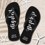 Chinelos White e Preto da Equipe Personalizada<br><div class="desc">Preto e branco - ou qualquer cor - chinelos personalizados com seu nome e "Equipe Bride" ou qualquer texto que você escolher. Excelente noiva, festa de solteira, calçados planos para a recepção de casamento ou um favor divertido para o chá de panela. Mude as tiras de cor e o chão,...</div>