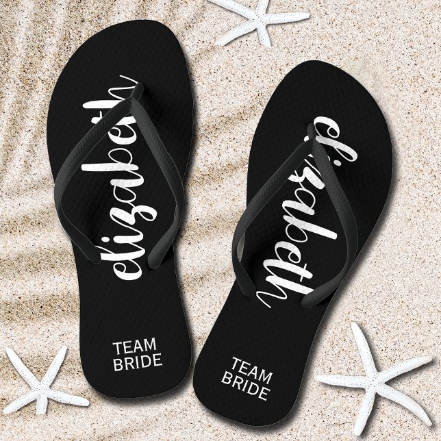 Chinelos White e Preto da Equipe Personalizada (Personalized Team Bride Black and White Flip Flops)