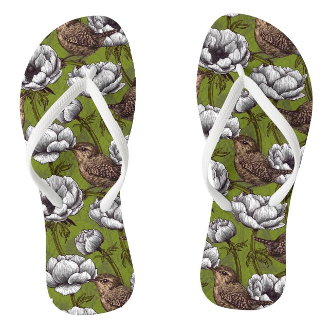 Chinelos Wrens no jardim branco de anêmonas (Pé da cama)