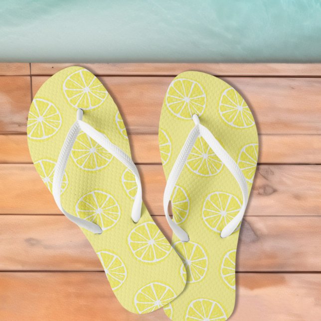 Chinelos Zesty Lemon Slice Citrus Amarelo Piscina e Diversã (Zesty Lemon Slice Citrus Yellow Pool & Beach Fun Flip Flops)