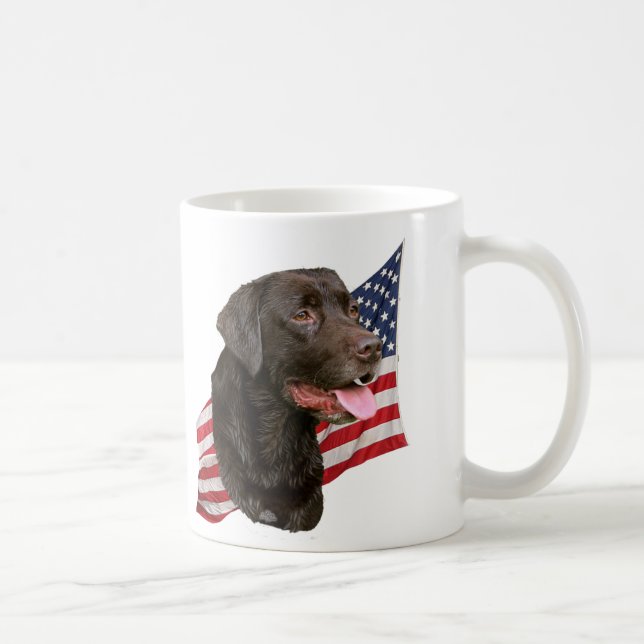 Chocolate labrador retriever e caneca da bandeira (Direita)