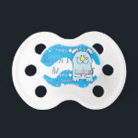 Chupeta Binky Pacifier Personaliza "Cão Menorah"<br><div class="desc">Personalizar Binky Pacificador "Menorah Dog" Para personalizar simplesmente, exclua texto e digite sua própria mensagem. Personalize escolhendo e usando seu tamanho de fonte, cor e estilo favoritos. Aproveite! Obrigados para parar e comprar. Muito apreciado! Feliz Hanukkah/Chanukah! Tamanho: Pacificador Personalizado BooginHead® (6 Meses) Dê ao seu bebê a mais recente forma...</div>