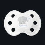 Chupeta Monograma Personalizado de Elefante Azul Moderno e<br><div class="desc">Pacificador de bebê personalizado para um menino apresenta um elefante de cinza giro com salpicos azuis claros em forma de coração. Design pode ser personalizado com o nome do bebê ou outro texto.</div>