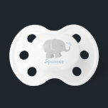 Chupeta Monograma Personalizado de Elefante Azul Moderno e<br><div class="desc">Pacificador de bebê personalizado para um menino apresenta um elefante de cinza giro com salpicos azuis claros em forma de coração. Design pode ser personalizado com o nome do bebê ou outro texto.</div>