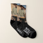 CHURRASCO King Meias<br><div class="desc">CHURRASCO Rei Socks Um par divertido de meias pretas. Estes foram projetados em tamanho maior de meia. Se você escolher um dimensionador menor, os elementos design podem precisar ser alterados. Adicionar imagem de amigos personalizados.</div>