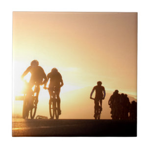 Ciclistas de Mountain Bike Fazendo Seu Caminho Sob