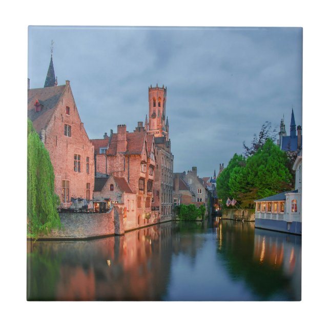 Cidade antiga e torre de Belfry à noite em Bruges (Frente)