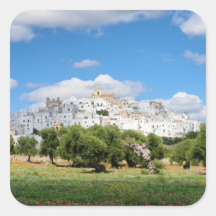 Cidade branca Ostuni com oliveiras, etiqueta de