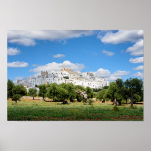 Cidade branca Ostuni com oliveiras, poster de
