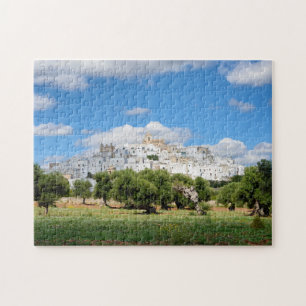 Cidade branca Ostuni com oliveiras, quebra-cabeça