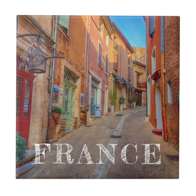 Cidade Colorida Francesa na Encosta da Colina (Frente)
