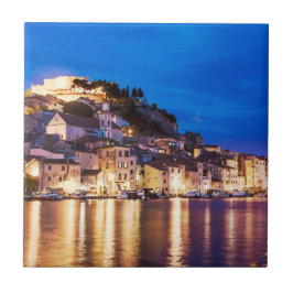 Cidade croata de Sibenik à noite