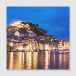 Cidade croata de Sibenik à noite