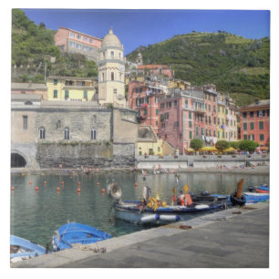 Cidade na encosta de Vernazza, Cinque Terre, Ligúr