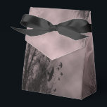 Cintura Vermelha do Céu Assombrado com Caixa de Fa<br><div class="desc">Um casamento ou festa favorece uma caixa de presentes com um céu vermelho sombrio de Halloween com árvores mortos ao longo de uma estrada assombrada,  corvos góticos e uma lua de cheio nublada e uma fita preta.</div>