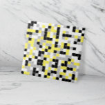 Cinza Amarelo Moderno Azulejo Geométrico Cerâmico<br><div class="desc">Esse azulejo cerâmico apresenta um padrão geométrico colorido em preto,  cinza,  amarelo e branco. Os quadrados são coloridos em um padrão aleatório e você pode editar as cores na ferramenta Design. *fundo de Freepik*</div>