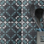 Cinza azul caleidoscópica Padrão Abstrato preto<br><div class="desc">Este azulejo de cerâmica decorativa é uma bela peça de arte que irá adicionar um toque de elegância a qualquer sala. O azulejo apresenta um padrão repetitivo de formas geométricas em tons azuis e cinzas, dispostos de forma simétrica para criar um efeito caleidoscópio mesmerizante. O fundo preto faz as formas...</div>