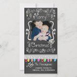 Cinza Chalkboard Feliz Cartão com fotos de Natal<br><div class="desc">Feliz cartões com fotos de Natal com uma tela de fundo, muitas cinzas e texto que diz Feliz Natal, uma corda de luzes coloridas de árvores em várias cores, cinzas penduradas nos ornamentos, e áreas que você pode personalizar esses belos e brilhantes cartões com fotos de Natal com sua foto...</div>