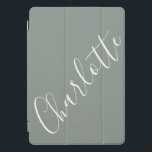 Cinza de Sage de Nome Personalizado de Script Mini<br><div class="desc">Nome da Tipografia de Script Minimalista no Caso iPad da Cinza de Sage em França</div>