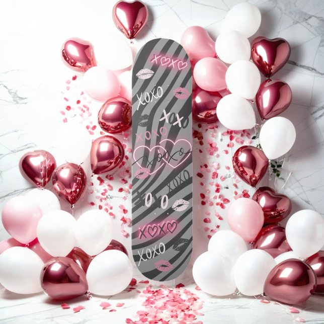 Cinza e skate de Namorados XOXO rosa (gray zebra print skateboard, punk princess, y2k style skateboard, hot topic, neon pink and black)