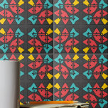 Cinza Escuro Turquesa Vermelho Abstrato Geométrico<br><div class="desc">Esse belo azulejo cerâmico apresenta um vibrante e moderno design adornado com um conjunto mesmerizante de formas geométricas. Com uma belíssima paleta de tons, incluindo cinzas, azuis, vermelhas e amarelas, este azulejo combina sem esforço o talento contemporâneo com o apelo atraente. Adicione um toque de sofisticação e brilhantismo artístico a...</div>