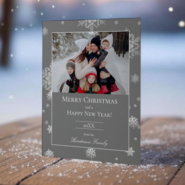 Cinza moderno Flocos de neve Cartão com fotos de f (Gray Modern Snowflakes Holiday Photo Card)