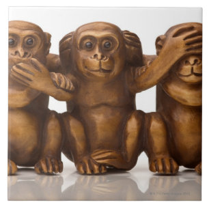 Cinzeladura de três macacos de madeira