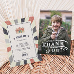 Circo Vintage | Cartões de agradecimentos fotográf<br><div class="desc">Obrigado os convidados de festa de aniversário do seu filho com esta placa plana de circo estilo vintage. Design apresenta uma ilustração de tenda de circo de aquarela com a inscrição de playbill de vintage e sua mensagem pré-impressa personalizada. Adicione uma foto ao verso com "obrigado que você" sobreposto em...</div>