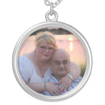 Circular pessoalmente o colar prateado para ela