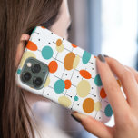 Círculos Coloridos e Padrões do Médio<br><div class="desc">Adicione um pop de cor ao seu telefone com esta adorável capa de telefone de célula retrô. Apresenta círculos, ovais, pontos e linhas nas cores do azul-turquesa, dois tons de laranja e creme. Isto vai parecer excelente na sua mão!</div>